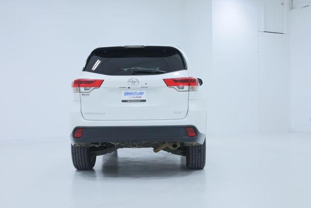 Photo of 2017 Blizzard Pearl Toyota Highlander
