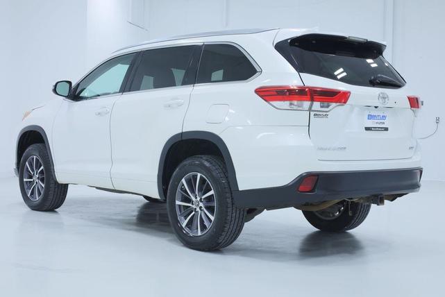 Photo of 2017 Blizzard Pearl Toyota Highlander