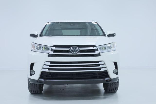 Photo of 2017 Blizzard Pearl Toyota Highlander