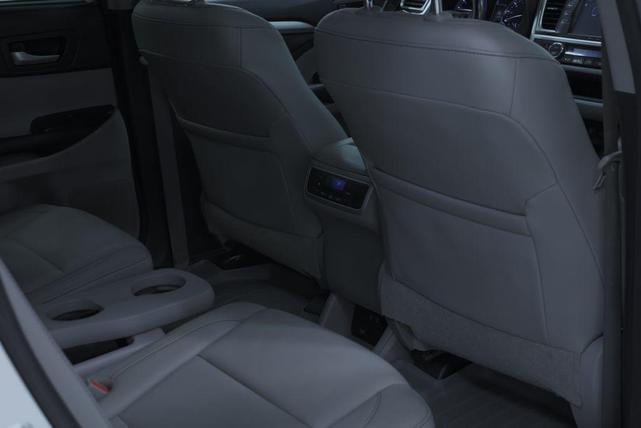 Photo of 2017 Blizzard Pearl Toyota Highlander