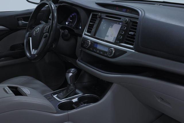 Photo of 2017 Blizzard Pearl Toyota Highlander