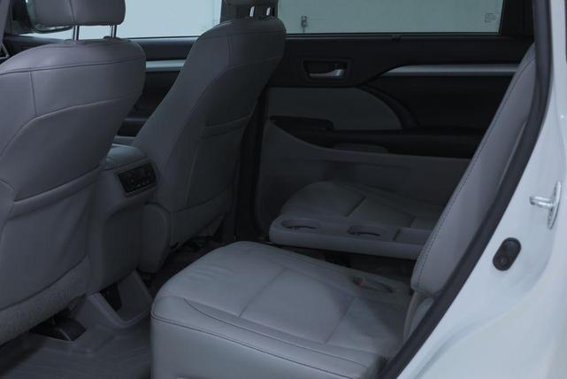 Photo of 2017 Blizzard Pearl Toyota Highlander