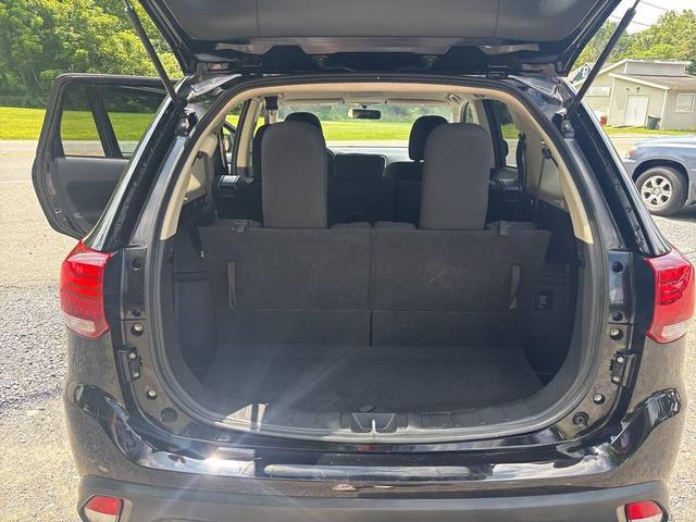 Photo of 2017 Labrador Black Pearl Mitsubishi Outlander