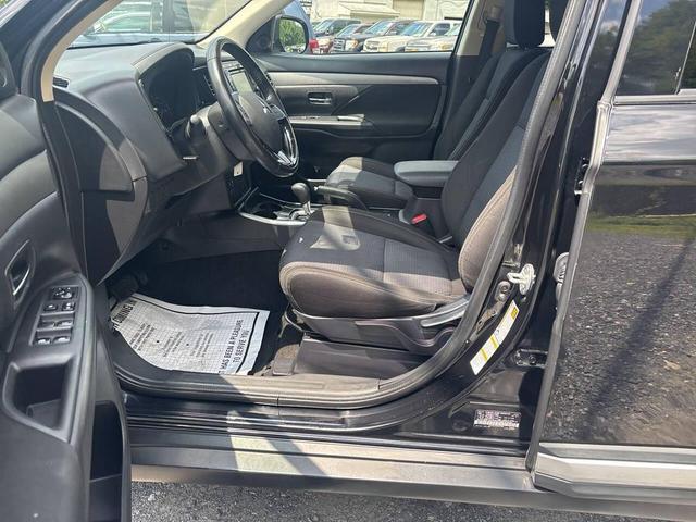 Photo of 2017 Labrador Black Pearl Mitsubishi Outlander