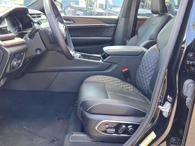Photo of 2024 Diamond Black Crystal Pearlcoat Jeep Grand Cherokee 4xe