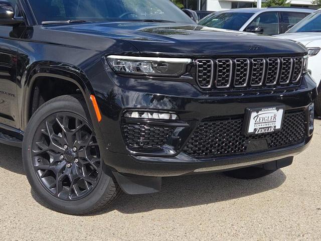 Photo of 2025 Diamond Black Crystal Pearlcoat Jeep Grand Cherokee