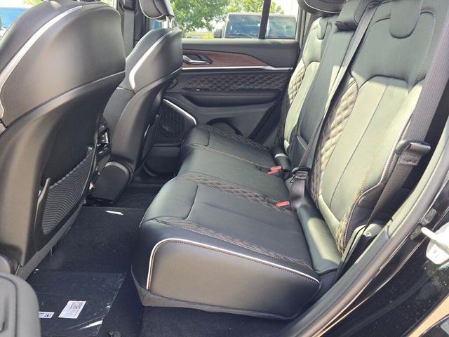 Photo of 2025 Diamond Black Crystal Pearlcoat Jeep Grand Cherokee