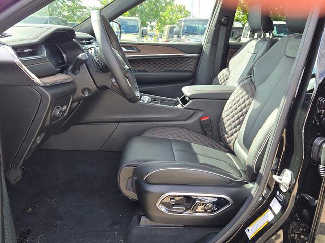 Photo of 2025 Diamond Black Crystal Pearlcoat Jeep Grand Cherokee