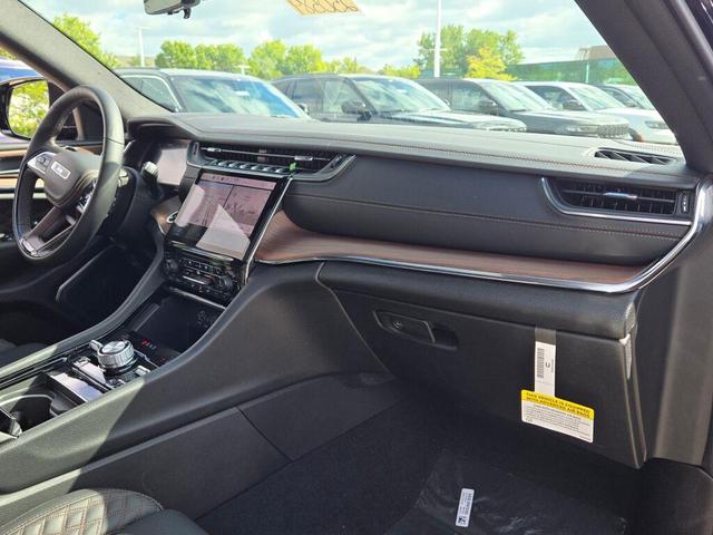 Photo of 2025 Diamond Black Crystal Pearlcoat Jeep Grand Cherokee