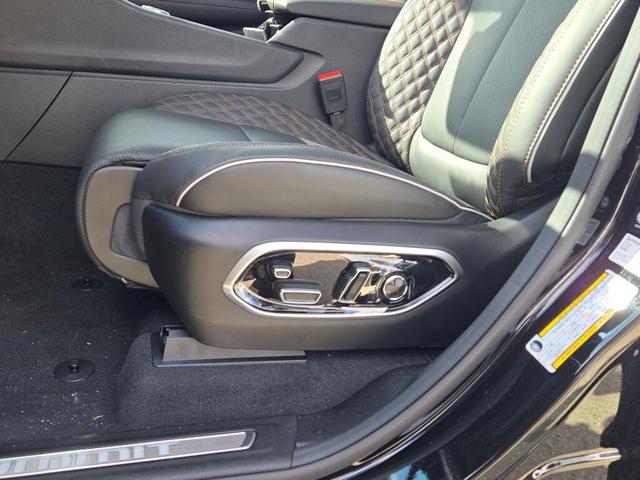 Photo of 2025 Diamond Black Crystal Pearlcoat Jeep Grand Cherokee