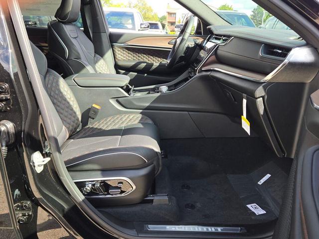 Photo of 2025 Diamond Black Crystal Pearlcoat Jeep Grand Cherokee