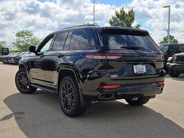 Photo of 2025 Diamond Black Crystal Pearlcoat Jeep Grand Cherokee