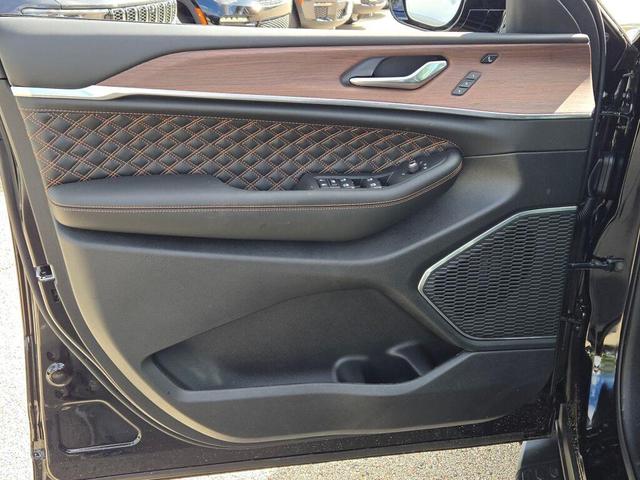 Photo of 2025 Diamond Black Crystal Pearlcoat Jeep Grand Cherokee
