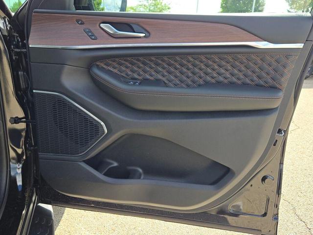 Photo of 2025 Diamond Black Crystal Pearlcoat Jeep Grand Cherokee