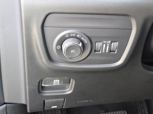 Photo of 2025 Diamond Black Crystal Pearlcoat Jeep Grand Cherokee