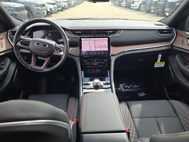 Photo of 2025 Diamond Black Crystal Pearlcoat Jeep Grand Cherokee