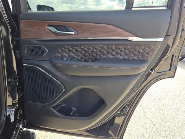Photo of 2025 Diamond Black Crystal Pearlcoat Jeep Grand Cherokee