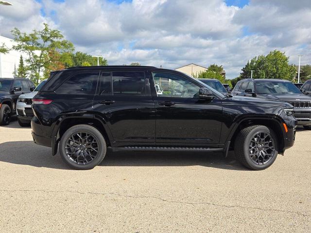 Photo of 2025 Diamond Black Crystal Pearlcoat Jeep Grand Cherokee