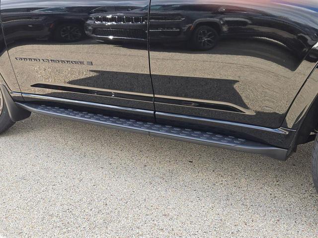 Photo of 2025 Diamond Black Crystal Pearlcoat Jeep Grand Cherokee