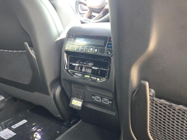 Photo of 2025 Diamond Black Crystal Pearlcoat Jeep Grand Cherokee