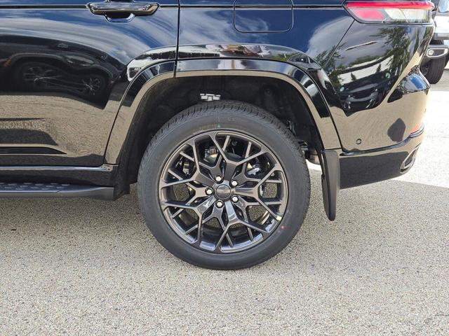 Photo of 2025 Diamond Black Crystal Pearlcoat Jeep Grand Cherokee