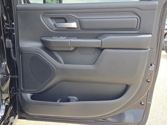 Photo of 2025 Diamond Black Crystal Pearlcoat RAM 1500