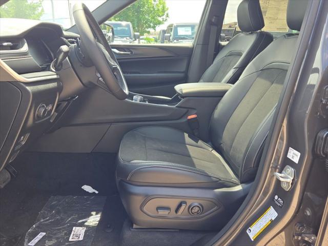 Photo of 2025 Baltic Gray Metallic Clearcoat Jeep Grand Cherokee L