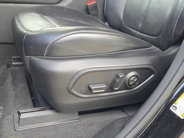 Photo of 2022 Diamond Black Crystal Pearlcoat Jeep Grand Cherokee L