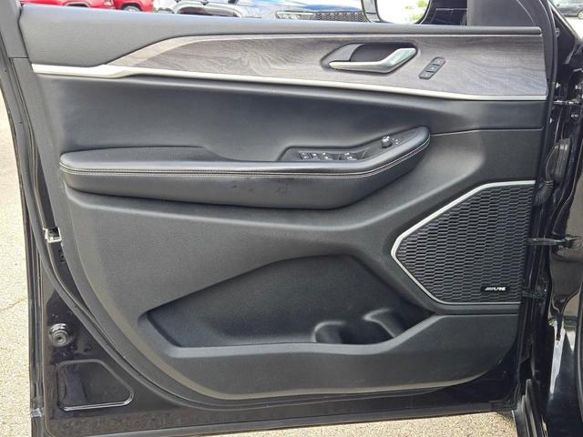 Photo of 2022 Diamond Black Crystal Pearlcoat Jeep Grand Cherokee L