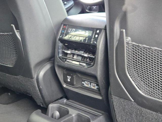 Photo of 2022 Diamond Black Crystal Pearlcoat Jeep Grand Cherokee L