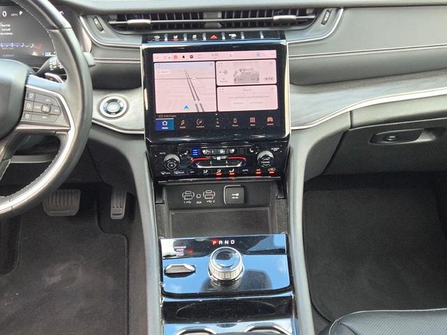 Photo of 2022 Diamond Black Crystal Pearlcoat Jeep Grand Cherokee L