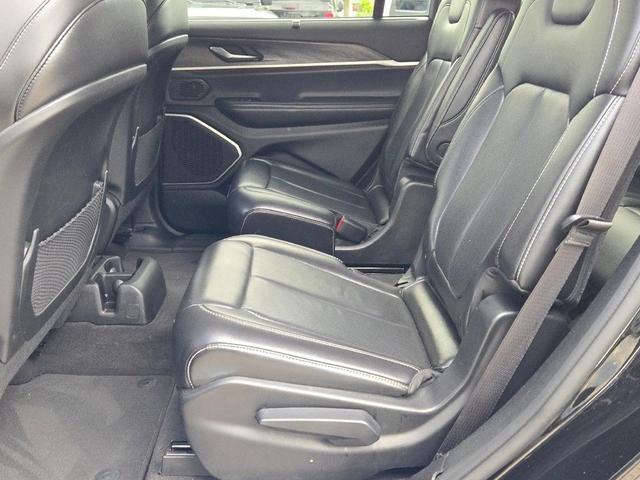 Photo of 2022 Diamond Black Crystal Pearlcoat Jeep Grand Cherokee L