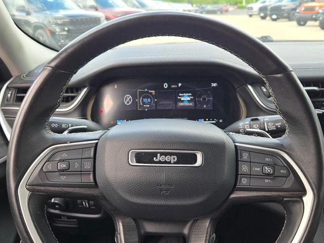 Photo of 2022 Diamond Black Crystal Pearlcoat Jeep Grand Cherokee L