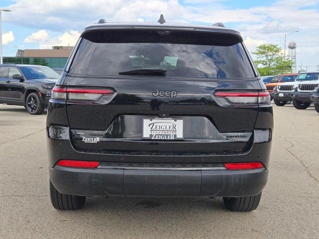 Photo of 2022 Diamond Black Crystal Pearlcoat Jeep Grand Cherokee L
