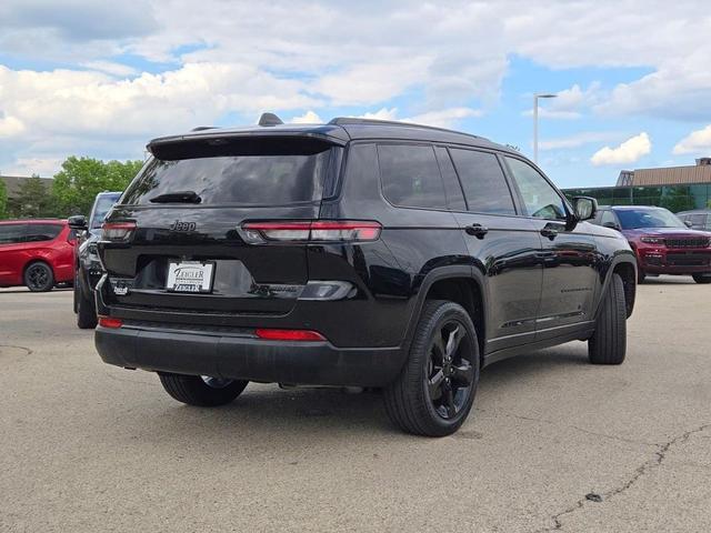 Photo of 2022 Diamond Black Crystal Pearlcoat Jeep Grand Cherokee L