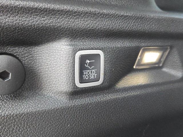 Photo of 2022 Diamond Black Crystal Pearlcoat Jeep Grand Cherokee L