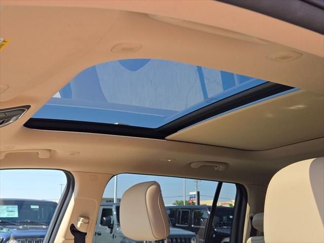 Photo of 2022 Bright White Clearcoat Jeep Grand Cherokee L