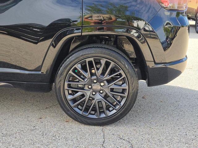 Photo of 2022 Diamond Black Crystal Pearlcoat Jeep Compass