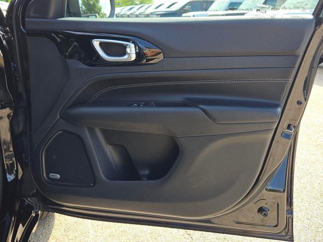 Photo of 2022 Diamond Black Crystal Pearlcoat Jeep Compass