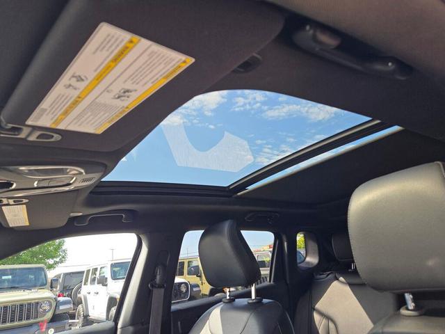 Photo of 2022 Diamond Black Crystal Pearlcoat Jeep Compass