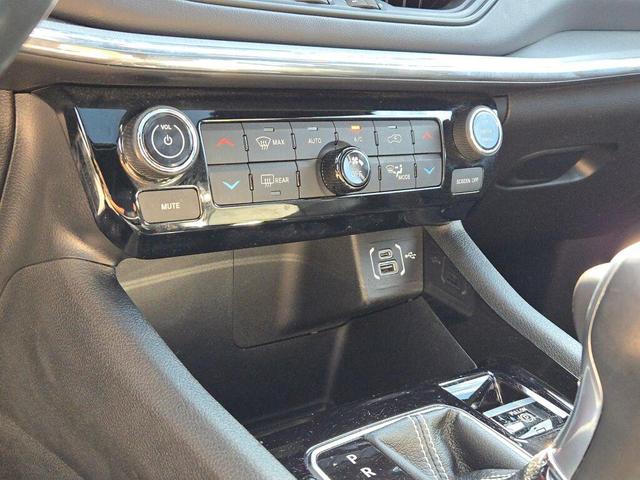 Photo of 2022 Diamond Black Crystal Pearlcoat Jeep Compass