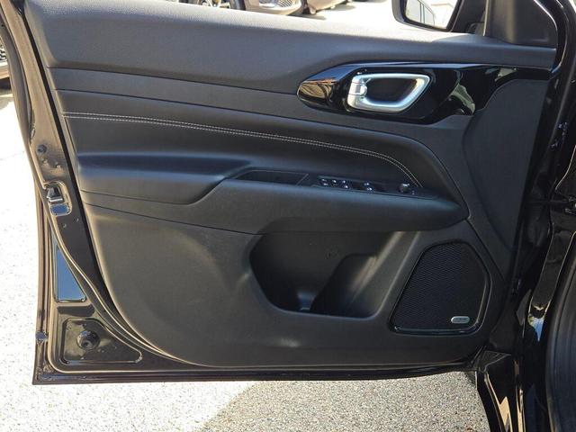 Photo of 2022 Diamond Black Crystal Pearlcoat Jeep Compass