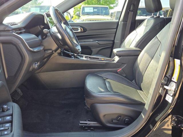 Photo of 2022 Diamond Black Crystal Pearlcoat Jeep Compass