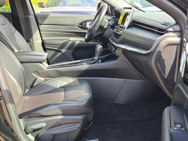 Photo of 2022 Diamond Black Crystal Pearlcoat Jeep Compass