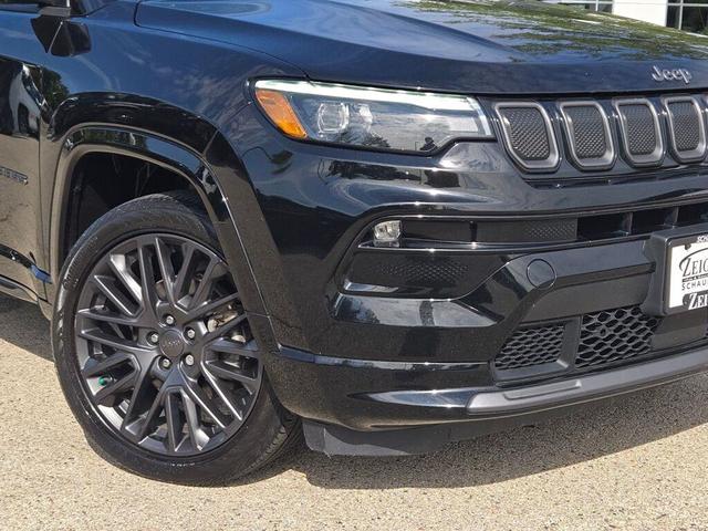 Photo of 2022 Diamond Black Crystal Pearlcoat Jeep Compass