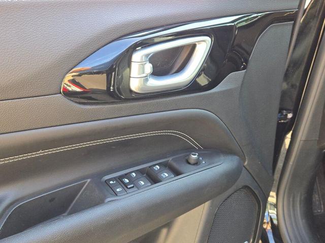 Photo of 2022 Diamond Black Crystal Pearlcoat Jeep Compass