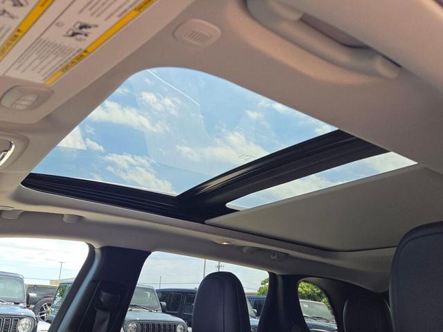 Photo of 2021 Diamond Black Crystal Pearlcoat Jeep Cherokee