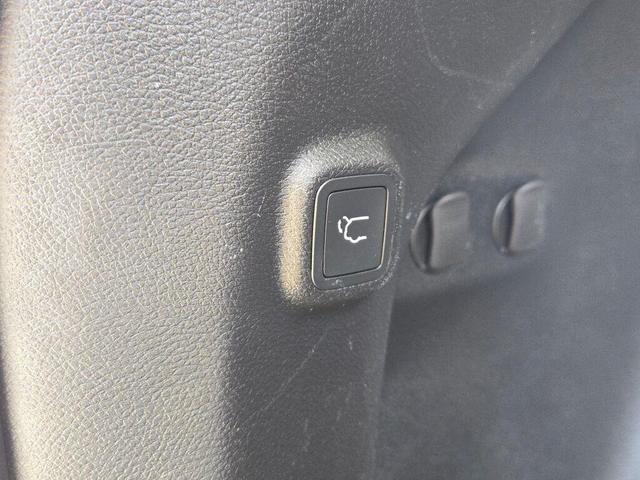 Photo of 2021 Diamond Black Crystal Pearlcoat Jeep Cherokee