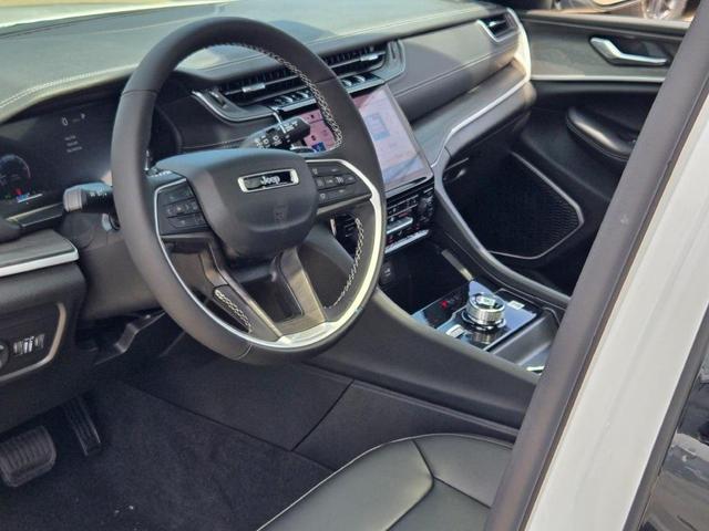 Photo of 2025 Bright White Clearcoat Jeep Grand Cherokee