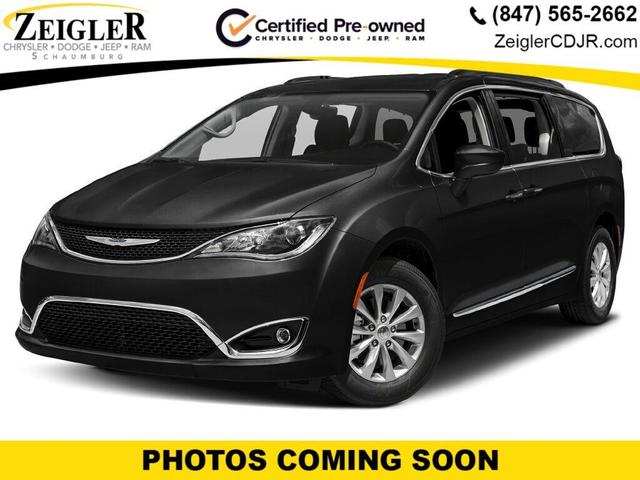 Photo of 2018 Brilliant Black Crystal Pearlcoat Chrysler Pacifica